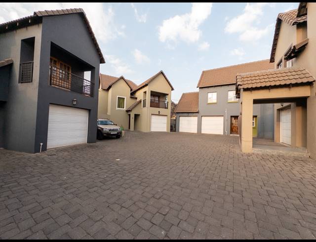 3 BEDROOM TOWNHOUSE FOR SALE IN SONNEVELD